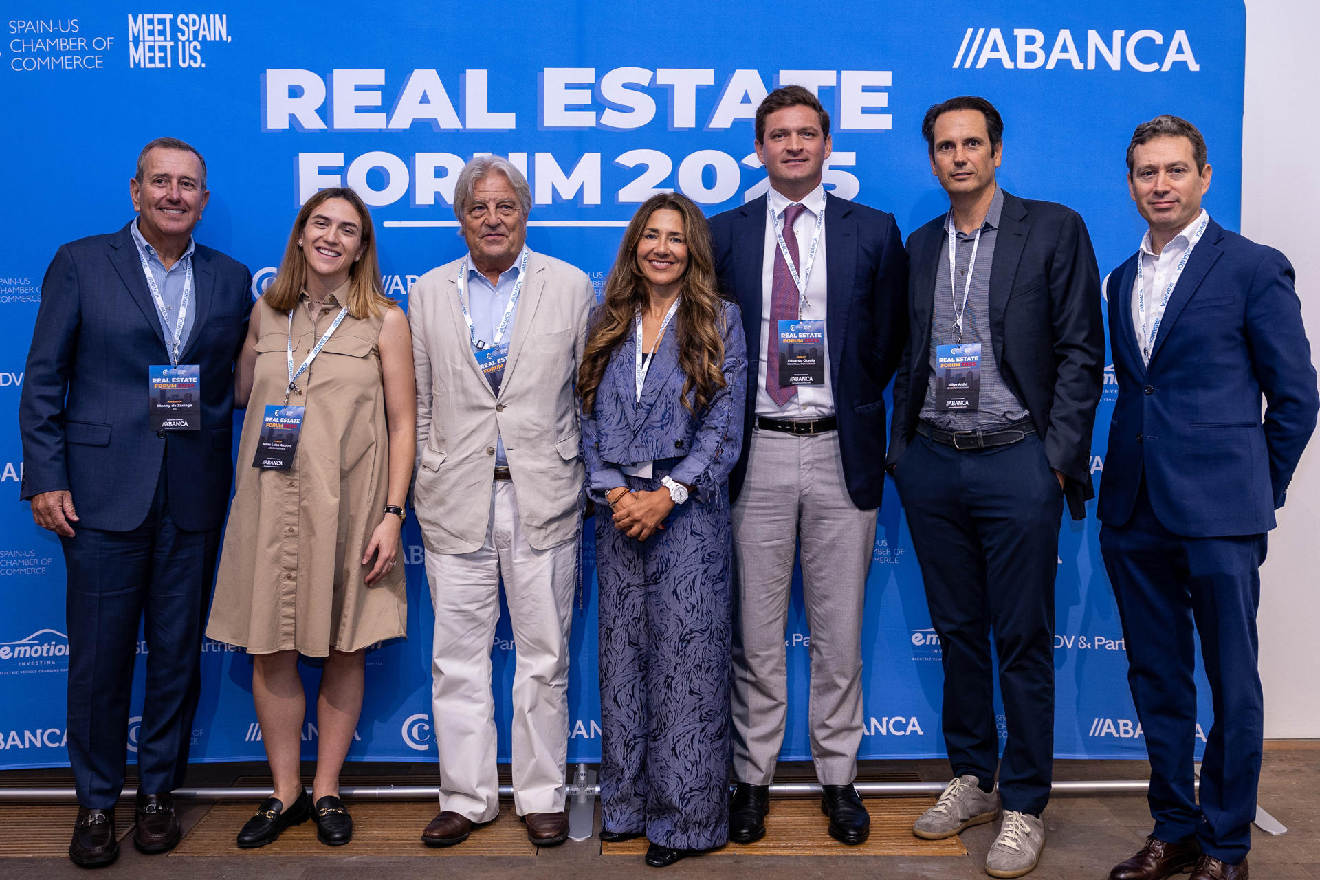 La directora general de Abanca USA y presidenta de la Cámara de Comercio de España en EE. UU., Mónica Vázquez (i), posa junto al presidente de la inmobiliaria Related Group, Jon Paul Pérez, este miércoles durante el Real State Forum 2025 en Miami (EE.UU.). EFE/ Cámara de Comercio de España en EE.UU.
