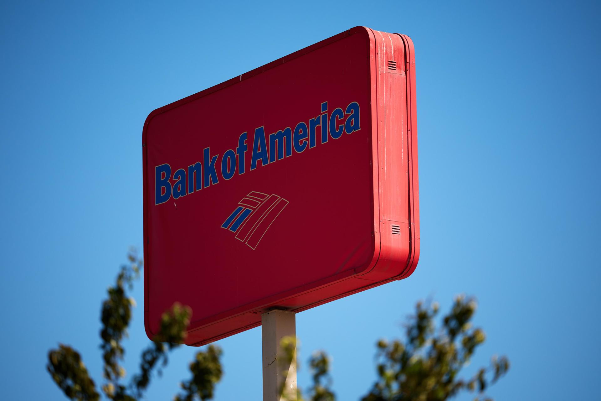 Fotografía de archivo del 2 de otubre de 2024 que muestra un cartel de Bank of America en Los Ángeles (EE.UU.). EFE/EPA/ALLISON DINNER /ARCHIVO
