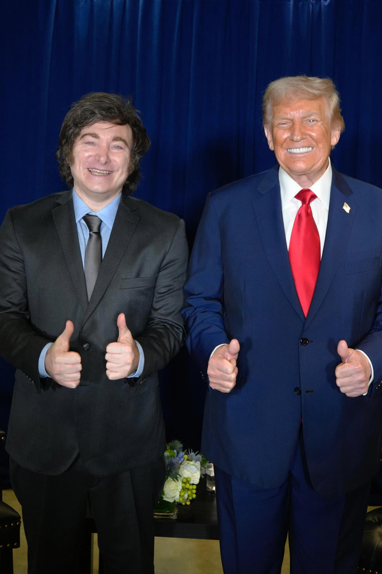 Fotografía cedida por la Presidencia de Argentina del mandatario Javier Milei (i), posando junto al presidente de los Estados Unidos, Donald Trump, durante una reunión este martes, en Nueva York (Estados Unidos). EFE/ Presidencia de Argentina