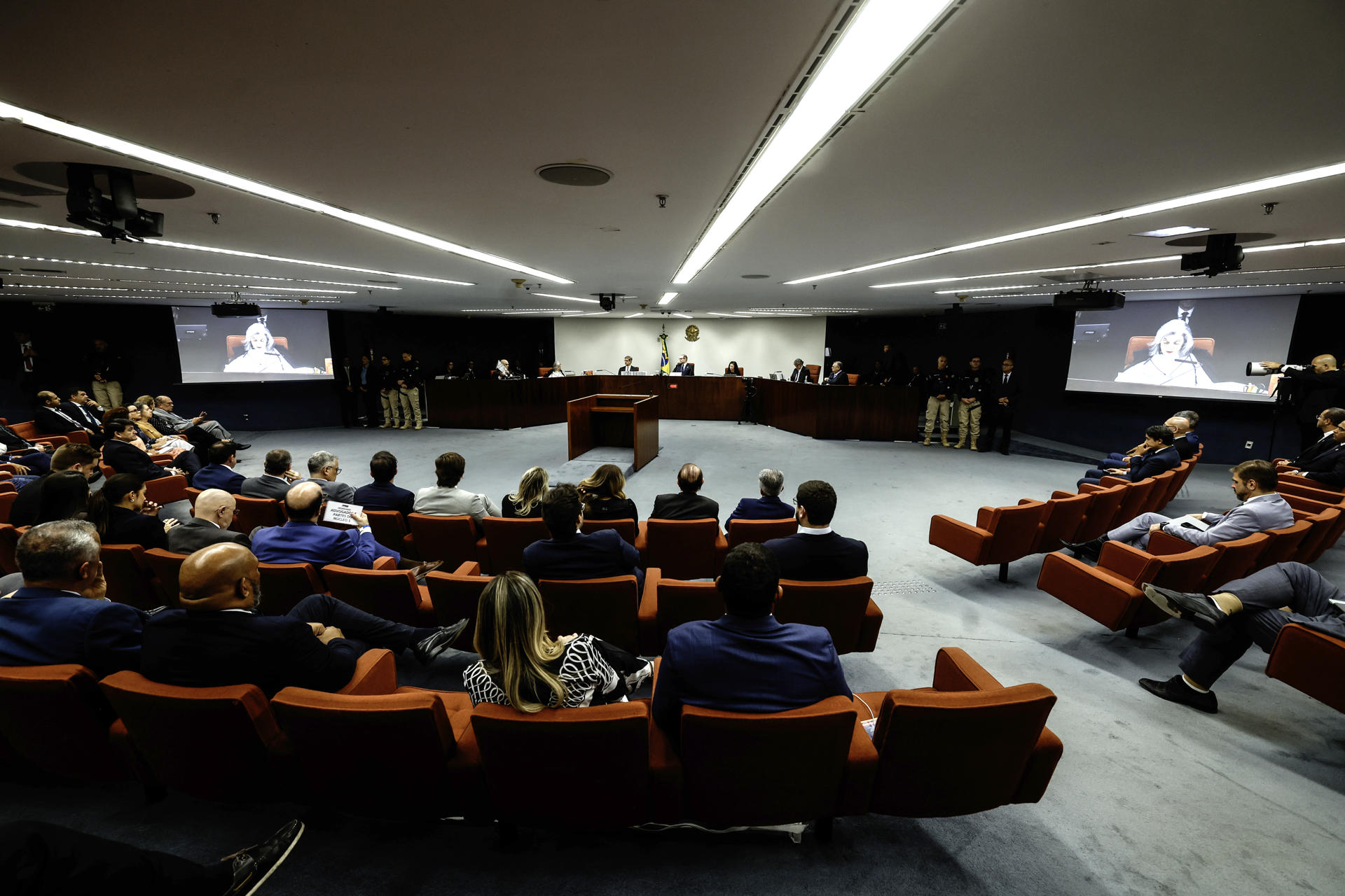 Fotografía general del juicio por el intento de golpe de Estado del expresidente de Brasil Jair Bolsonaro y otros siete acusados este jueves, en el Supremo Tribunal Federal en Brasilia (Brasil). EFE/ Antonio Lacerda