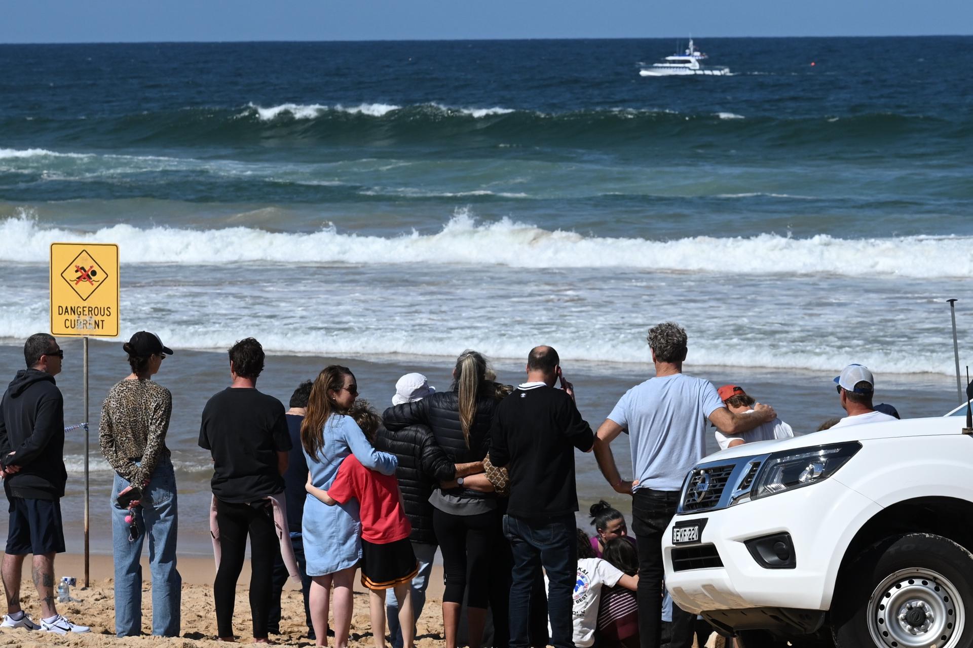 SYDNEY (Australia), 06/09/2025.- Family and friends gather at the scene of a fatal shark attack at Long Reef Beach, Dee Why, Sydney, Australia, 06 September 2025. A man died after being attacked by a large shark on Sydney's northern beaches. EFE/EPA/DEAN LEWINS AUSTRALIA AND NEW ZEALAND OUT