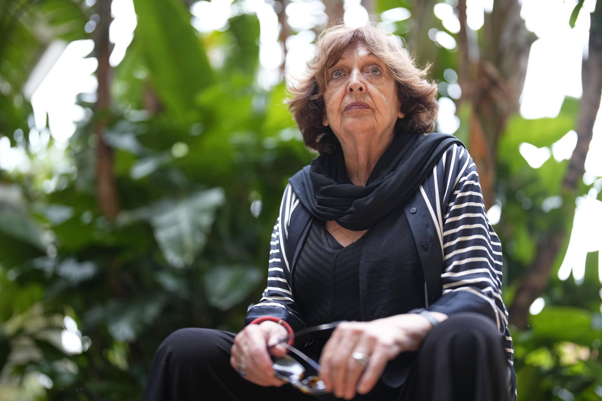 Diez años han transcurrido desde que Cristina Fernández Cubas publicara 'La habitación de Nona'. La escritora, que nunca se marca pautas temporales y a quien esta década le ha pasado "volando", regresa ahora con los nuevos relatos de 'Lo que no se ve', seis historias con un "hilo misterioso" que las une. EFE/Alejandro García
