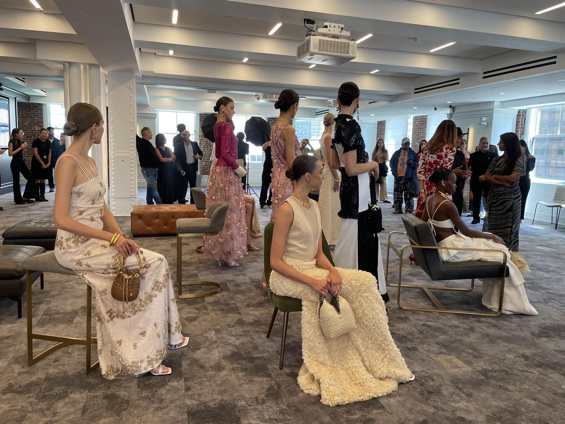 Modelos lucen diseños de la colección primavera-verano 'Bloom' del diseñador colombiano Raúl Peñaranda este jueves, en la Semana de la Moda de Nueva York (NYFW) (EE.UU.). EFE/Alicia Sánchez
