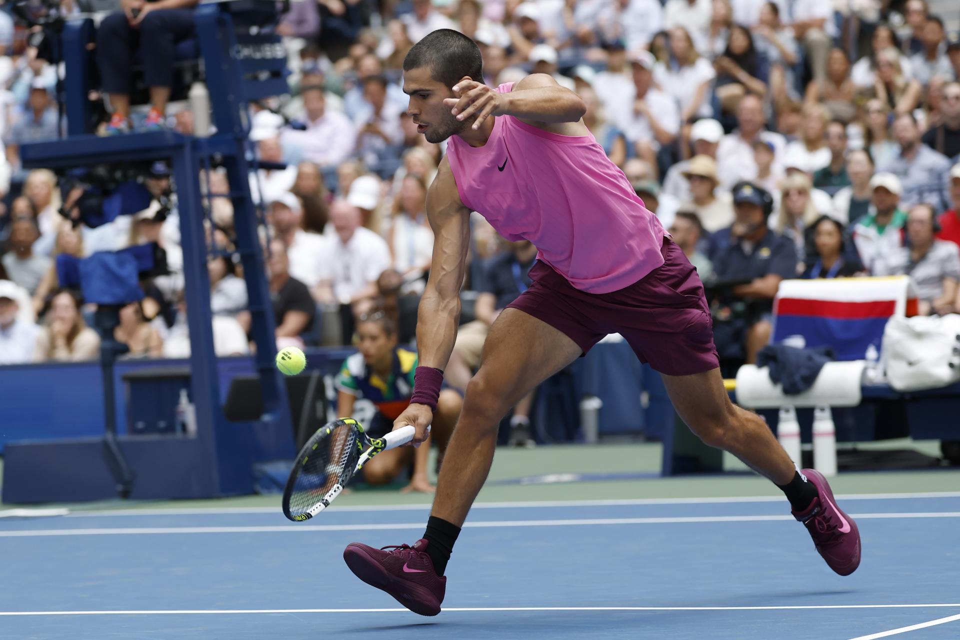 El español Carlos Alcaraz en acción contra el checo Jiri Lehecka durante los cuartos de final del Abierto de Tenis de Estados Unidos en el Centro Nacional de Tenis USTA Billie Jean King en Flushing Meadows, Nueva York (EE.UU.). EFE/JOHN G. MABANGLO