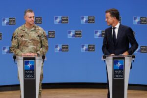 Bruselas, 12/09/2025.- El secretario general de la OTAN, Mark Rutte (D), y el comandante supremo aliado en Europa (SACEUR), general Alexus G. Grynkewich (I), durante la conferencia de prensa conjunta que ofrecieron hoy en el Cuartel General de la Alianza en Bruselas. EFE/EPA/OLIVIER MATTHYS