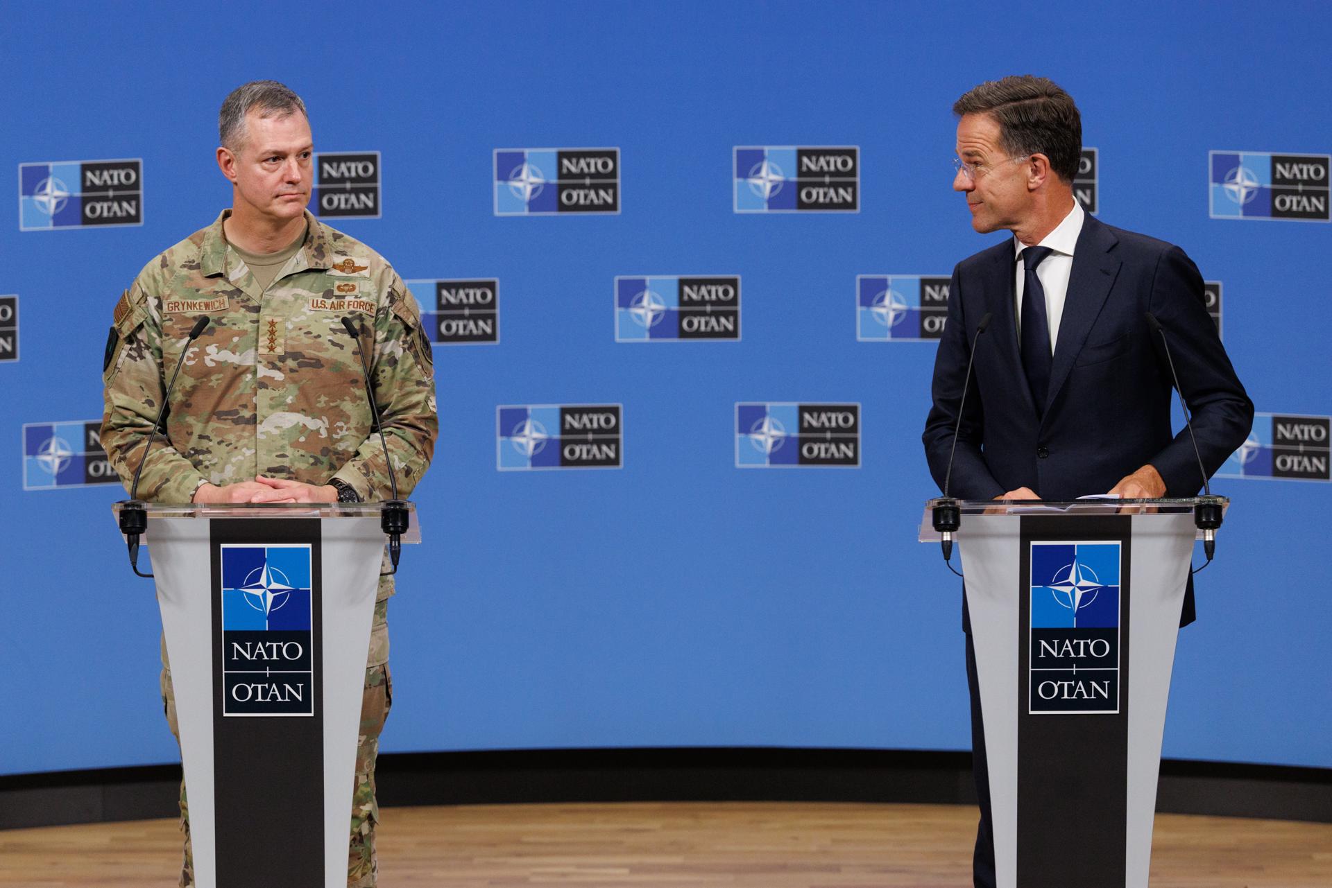 Bruselas, 12/09/2025.- El secretario general de la OTAN, Mark Rutte (D), y el comandante supremo aliado en Europa (SACEUR), general Alexus G. Grynkewich (I), durante la conferencia de prensa conjunta que ofrecieron hoy en el Cuartel General de la Alianza en Bruselas. EFE/EPA/OLIVIER MATTHYS