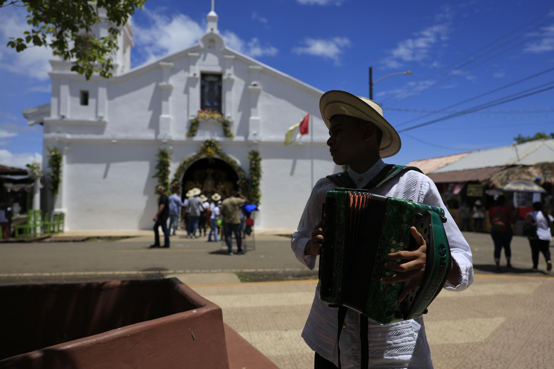 Una persona toca un acordeón durante el Festival Nacional de la Mejorana este sábado, en Guararé (Panamá). EFE/Bienvenido Velasco