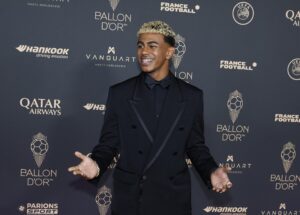 El futbolista del F.C. Barcelona Lamine Yamal, a su llegada este lunes para la ceremonia de entrega del Balón de Oro 2025 en el Theatre du Chatelet de París. EFE/ Mohammed Badra