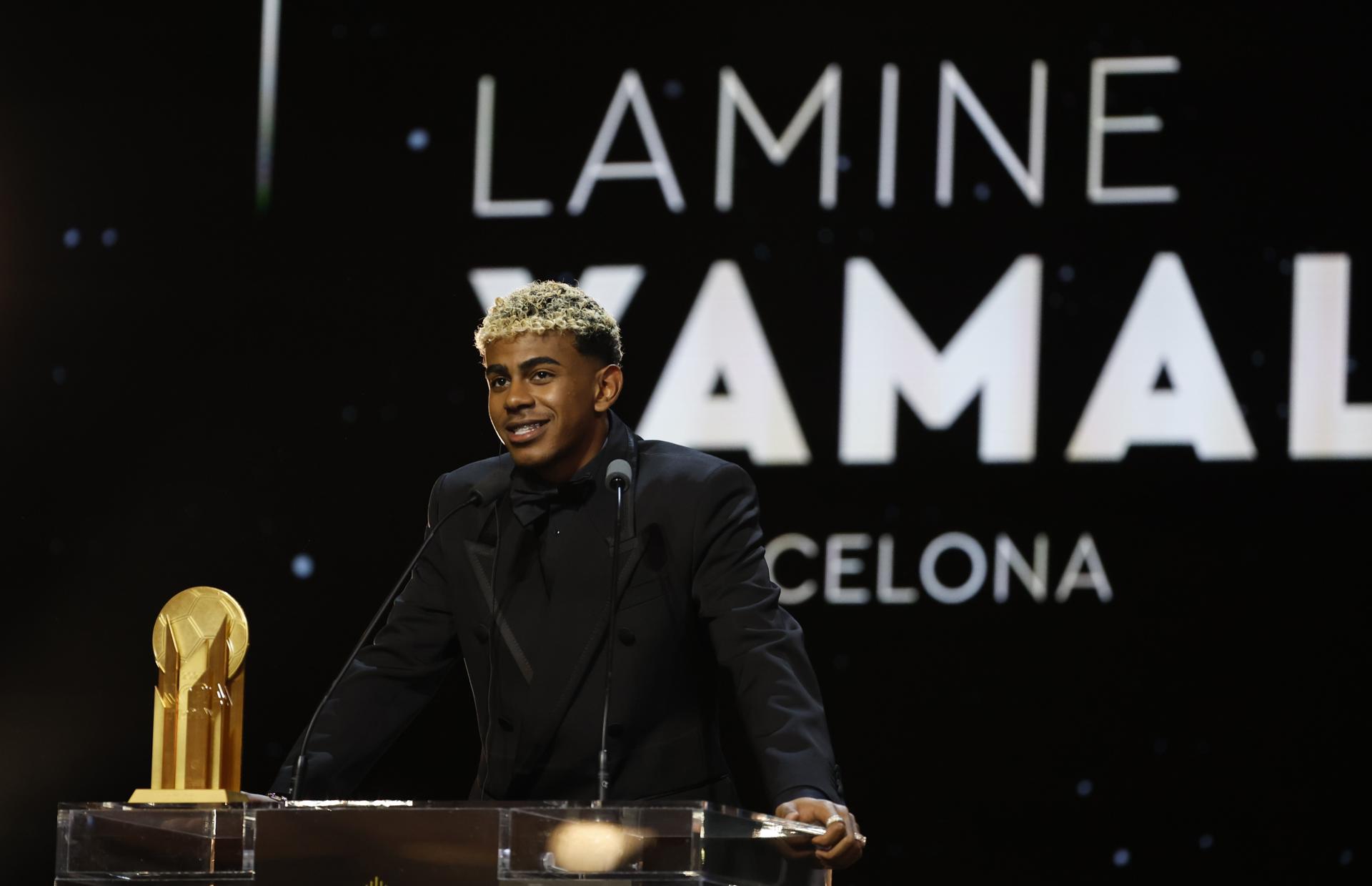 El futbolista del F.C. Barcelona Lamine Yamal, a su llegada este lunes para la ceremonia de entrega del Balón de Oro 2025 en el Theatre du Chatelet de París. EFE/ Mohammed Badra