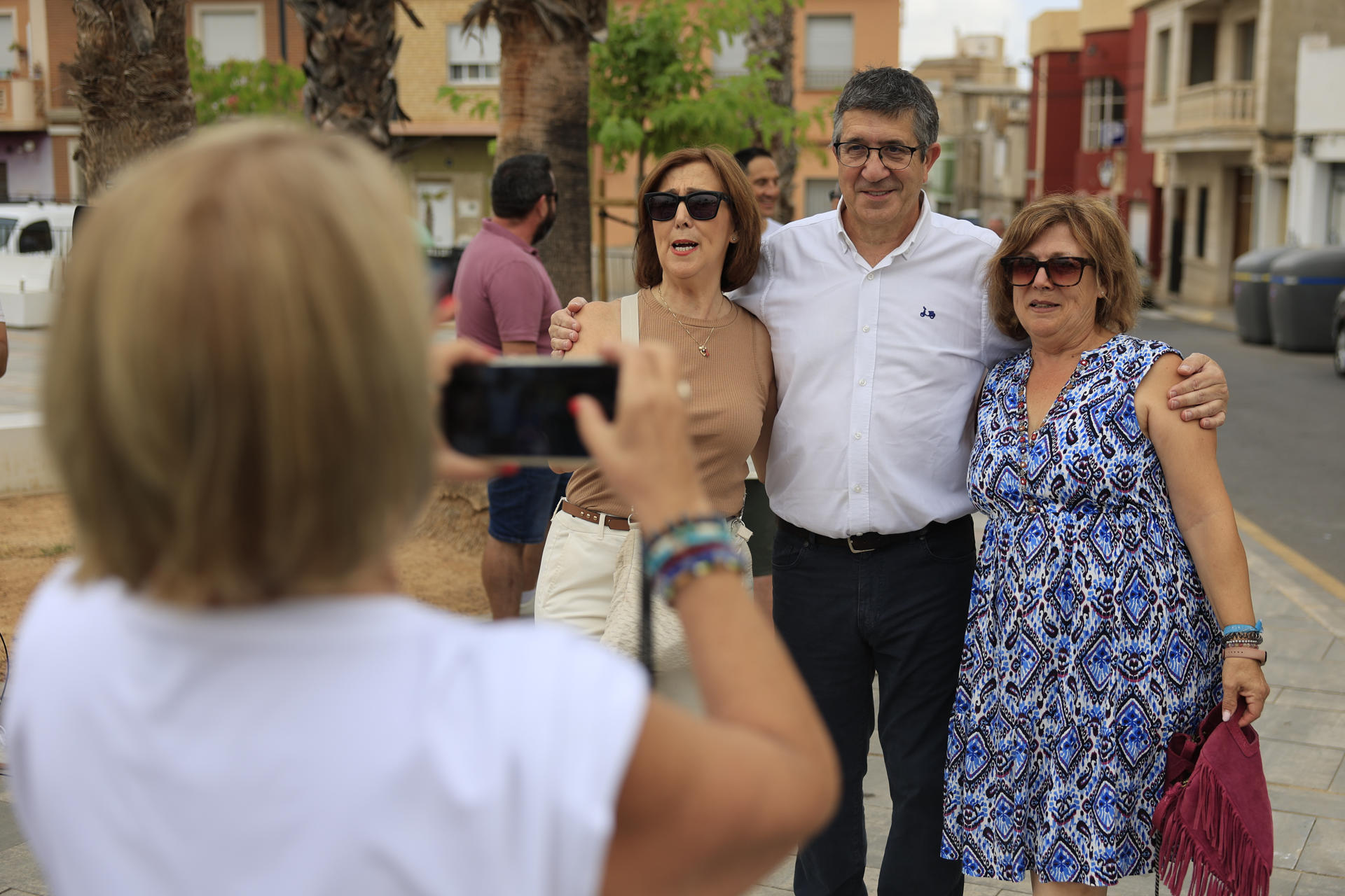 El portavoz del PSOE en el Congreso de los Diputados, Patxi López, posa con dos mujeres durante su visita este sábado a Picassent (Valencia) para reunirse con militantes del partido. EFE/ Kai Forsterling