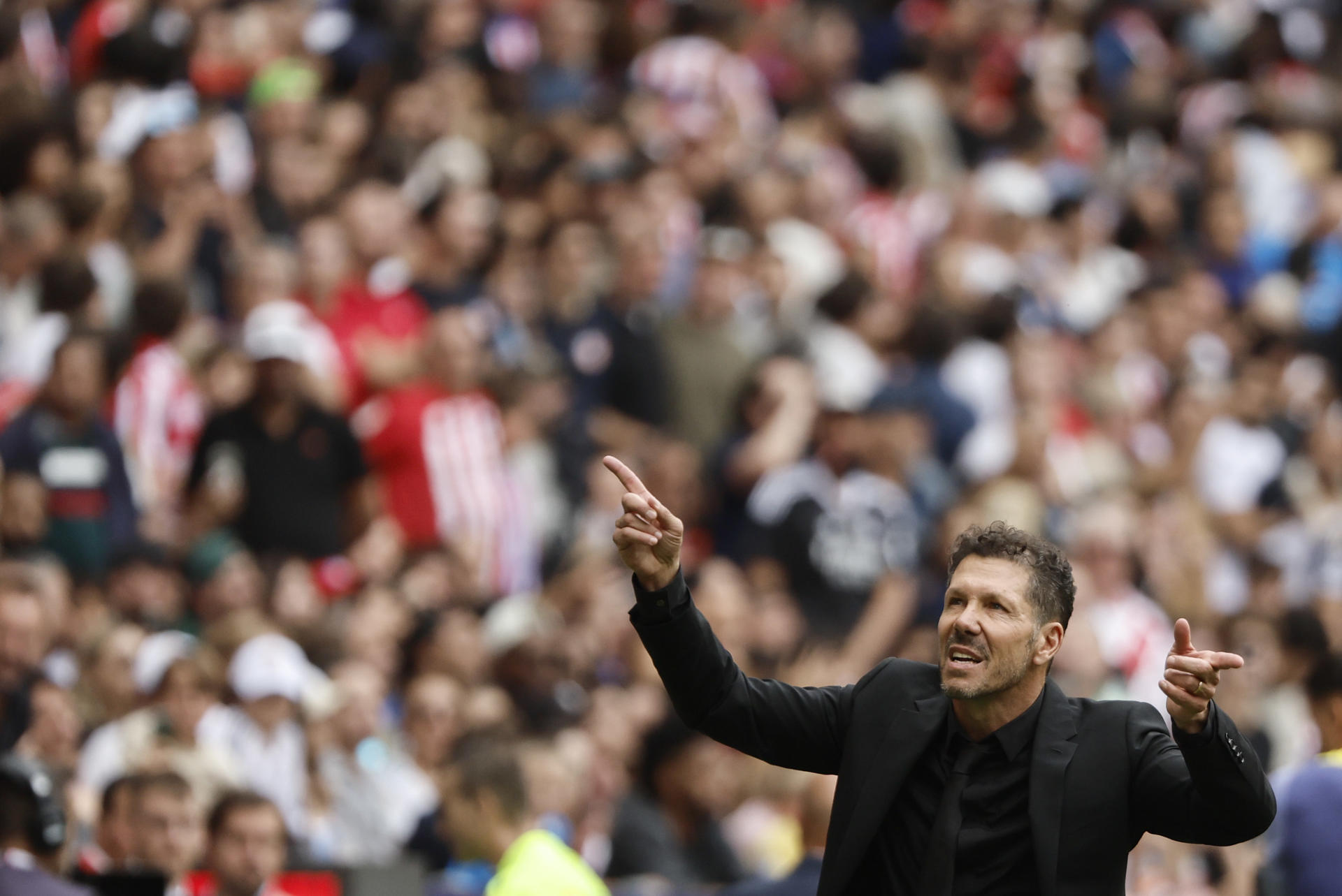 El entrenador del Atlético de Madrid Diego Pablo Simeone, durante el partido de LaLiga EA Sports entre el Real Madrid y el Atlético de Madrid, que se disputó en el estadio Riyadh Air Metropolitano este sábado. EFE/Sergio Pérez