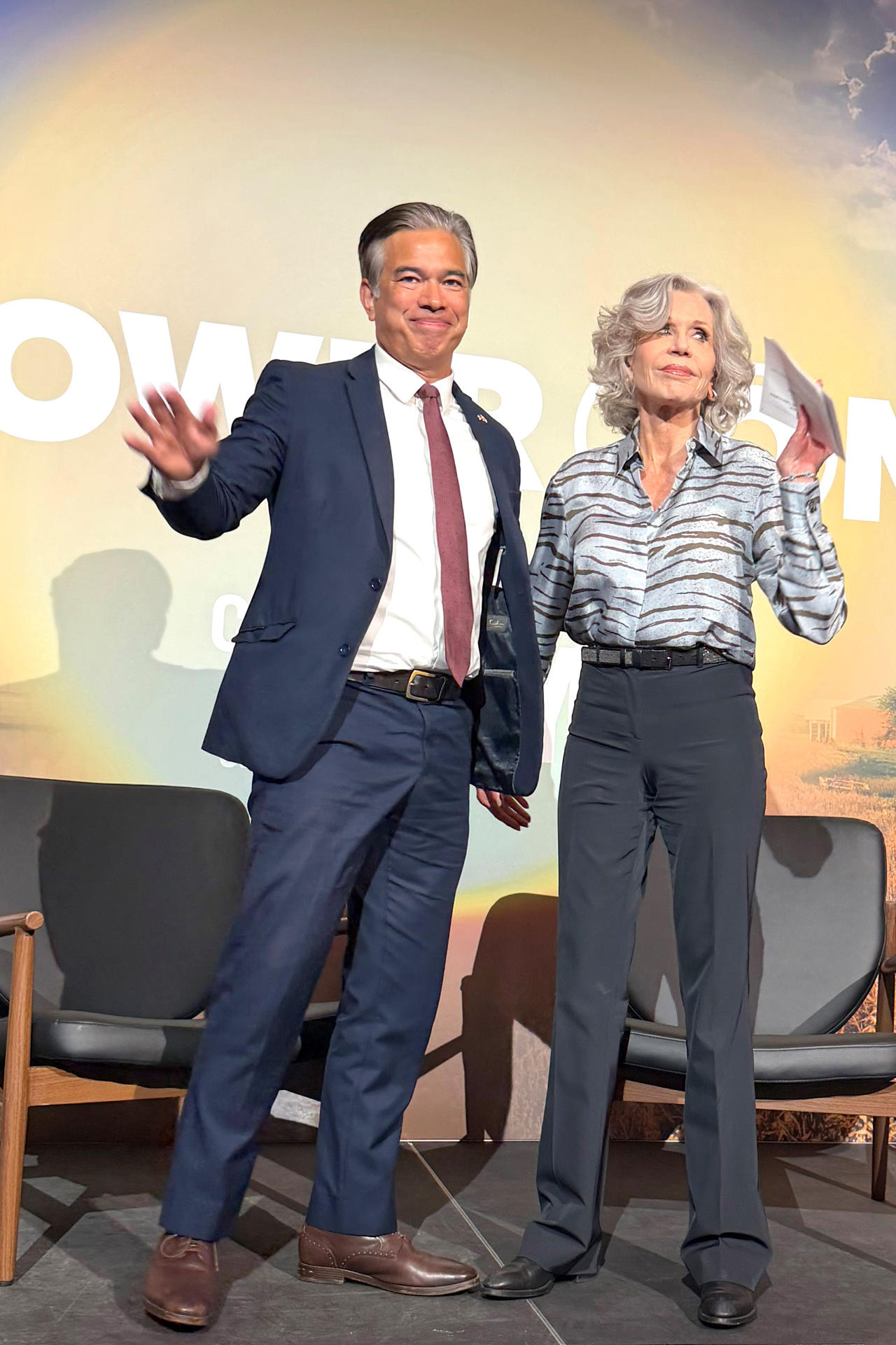 La actriz y activista Jane Fonda (d) y el fiscal general de California, Rob Bonta, posan durante la conferencia 'Poder popular y confianza pública' este martes, en Nueva York (Estados Unidos). EFE/ Sarah Yáñez-Richards
