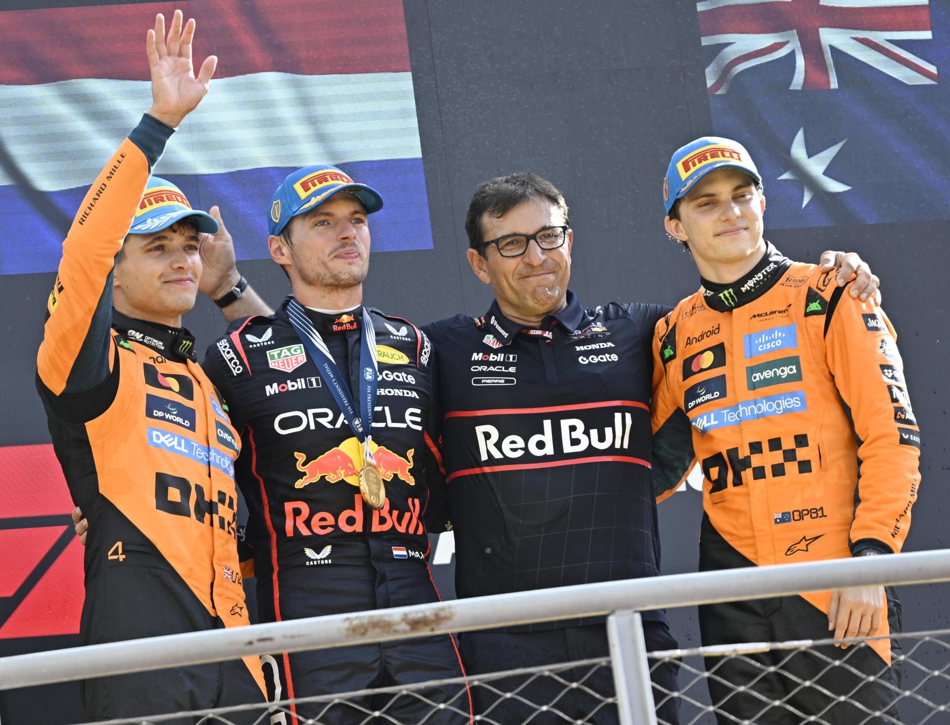 Monza (Italia), 07/09/2025.- El cuádruple campeón del mundo neerlandés Max Verstappen (Red Bull Racing) festeja su victoria en el Gran Premio de Italia, el decimosexto del Mundial de Fórmula Uno, este domingo en Monza, el templo de la velocidad, flanqueado por los dos pilotos de McLaren, el inglés Lando Norris (i.) y el australiano Oscar Piastri. EFE/EPA/Daniel Dal Zennaro