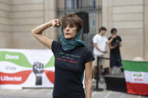 Una mujer participa en la concentración 'Mujer, Vida y Libertad' para defender los derechos de la mujer y en contra de las ejecuciones en Irán, y conmemorar los tres años del asesinato de Mahsa Jina Amini a manos del régimen iraní, este domingo en Barcelona. EFE/Marta Pérez