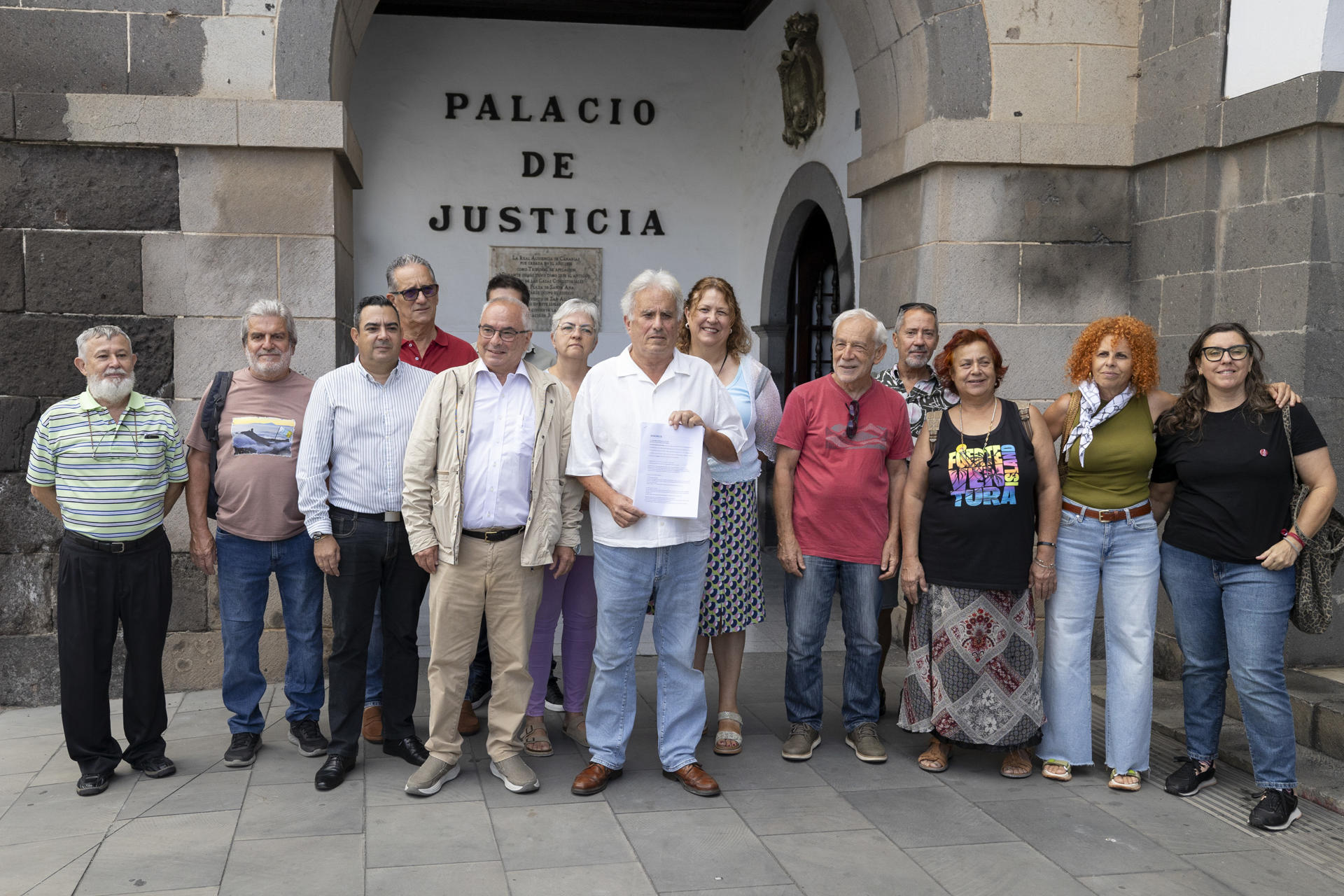 Podemos, Sumar, CCOO y UGT, entre otras organizaciones políticas y sociales, han presentado este viernes en la Fiscalía de Canarias una denuncia dirigida al fiscal general del Estado, Álvaro García Ortiz, para que investigue por delito de odio al líder de Vox, Santiago Abascal, por haber pedido que se hunda el barco humanitario Open Arms. EFE/Quique Curbelo