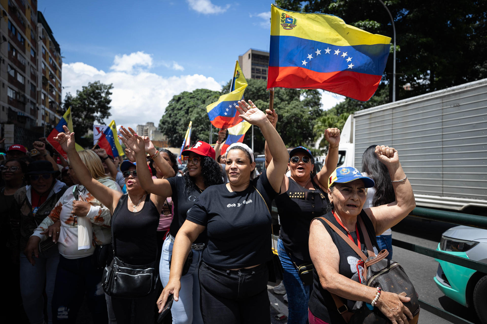 Personas caminan durante una marcha en respaldo al presidente de Venezuela, Nicolás Maduro, este viernes en Caracas (Venezuela). EFE/ Ronald Peña
