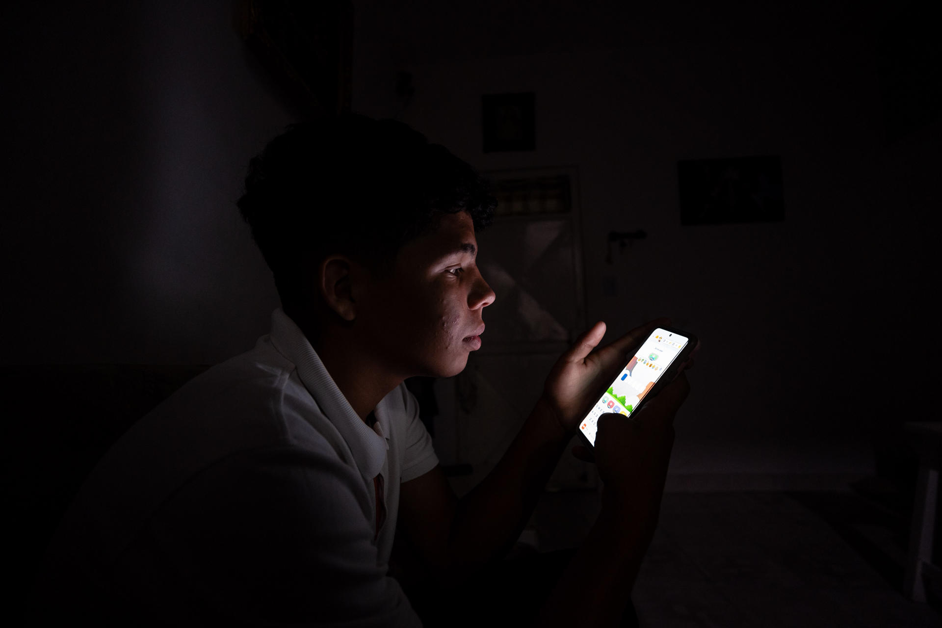 Una persona usa la aplicación 'Venezolario' en un celular este 10 de septiembre de 2025, en Caracas (Venezuela). EFE/ Ronald Peña R
