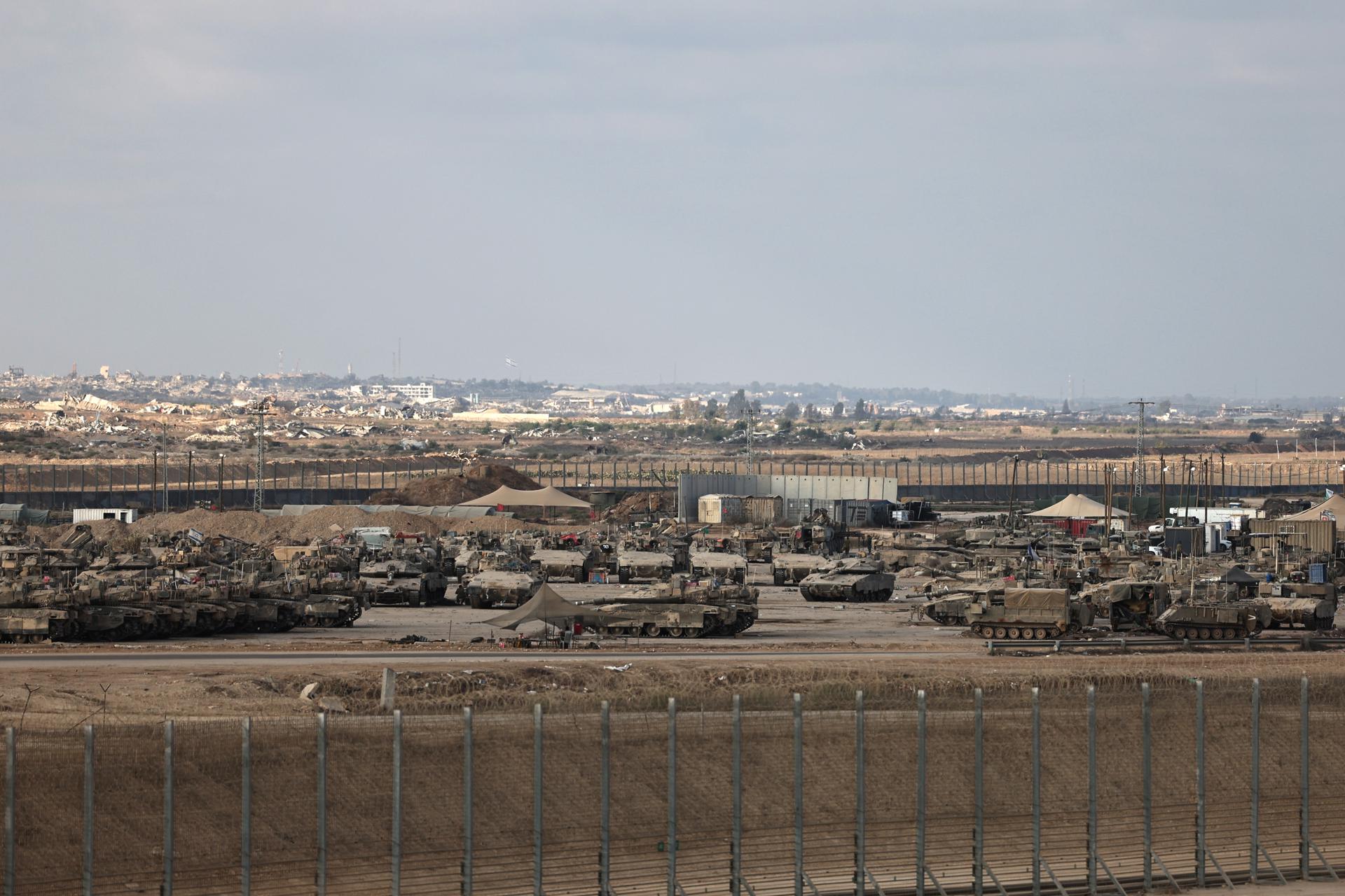Tanques israelíes fueron captados este jueves, 18 de septiembre, cerca de la frontera de Israel y Gaza. EFE/Atef Safadi