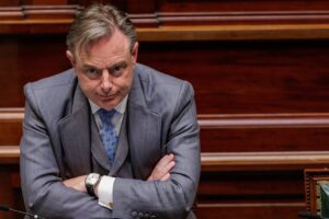 Imagen de Archivo del primer ministro belga, Bart De Wever.
EFE/EPA/OLIVIER MATTHYS
//////////
Brussels (Belgium), 28/05/2025.- Belgian Prime Minister Bart De Wever responds to motions by MPs on the situation in Gaza, the West Bank, and East Jerusalem, and on the resumption of the Israeli-Palestinian peace process, in the federal parliament in Brussels, Belgium, 28 May 2025. He also addresses motions on Belgium's and the European Union's formal recognition of the Palestinian State, and on Belgium’s contestation of the jurisdiction of the European Court of Human Rights.  (Bélgica, Bruselas, Jerusalén) EFE/EPA/OLIVIER MATTHYS