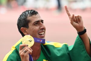 El brasileño Caio Bonfim se proclamó este sábado campeón del mundo de 20 kilómetros marcha en Tokio. EFE/EPA/Adam Warzawa POLAND OUT