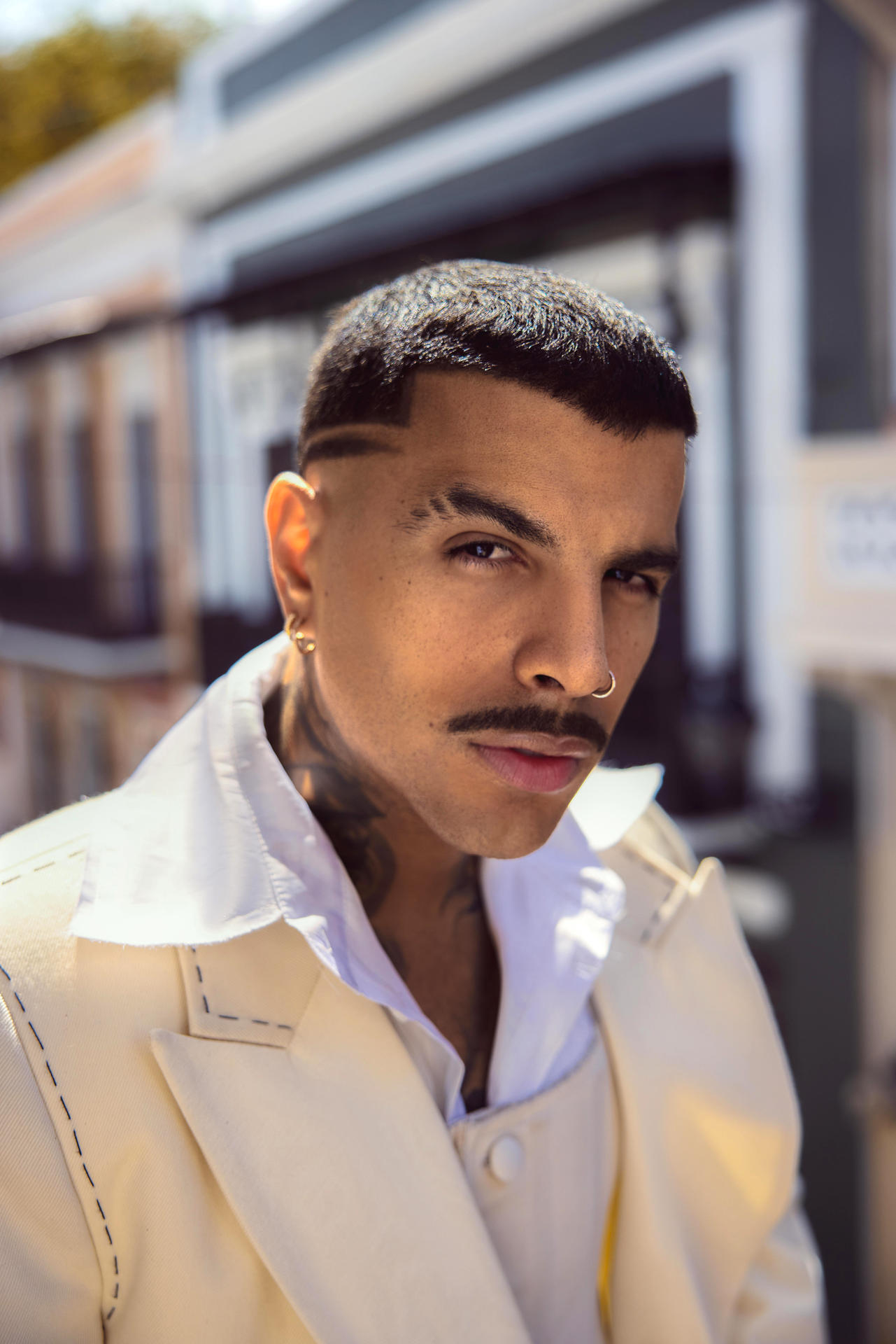 Fotografía promocional cedida por Marco Perretta donde aparece el artista puertorriqueño Rauw Alejandro. Rauw Alejandro lanzó este viernes su sexto álbum de estudio, 'Cosa Nuestra: Capítulo 0', en el que rinde un homenaje moderno a los ritmos afrocaribeños y a la bomba puertorriqueña.  EFE/Marco Perretta