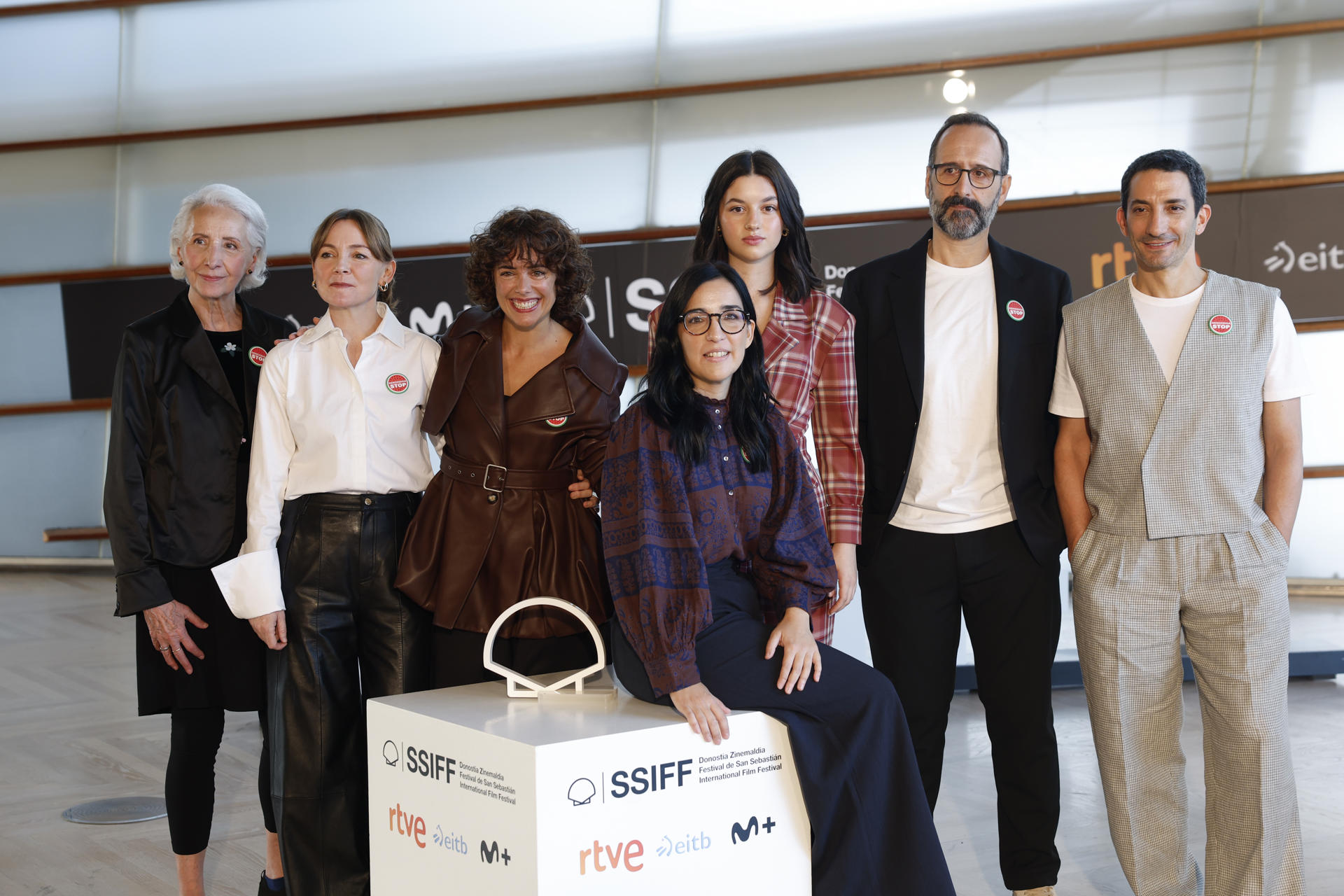La realizadora Alauda Ruiz de Azúa (c), posa junto a los actores, Mabel Rivera (i), Nagore Aranburu (2i), Patricia López Arnaiz (3i), Blanca Soroa (c, detrás), Miguel Garcés (2d), y Juan Minujín (d), tras presentar su película 'Los domingos', incluida en la Sección Oficial del Festival de la 73 edición del Festival Internacional de Cine de San Sebastián. EFE/Juan Herrero
