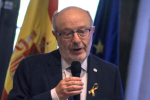 El embajador de España en Bolivia, Fernando García Casas, habla en el lanzamiento de la Tapatón este lunes, en La Paz (Bolivia). EFE/ Gabriel Márquez