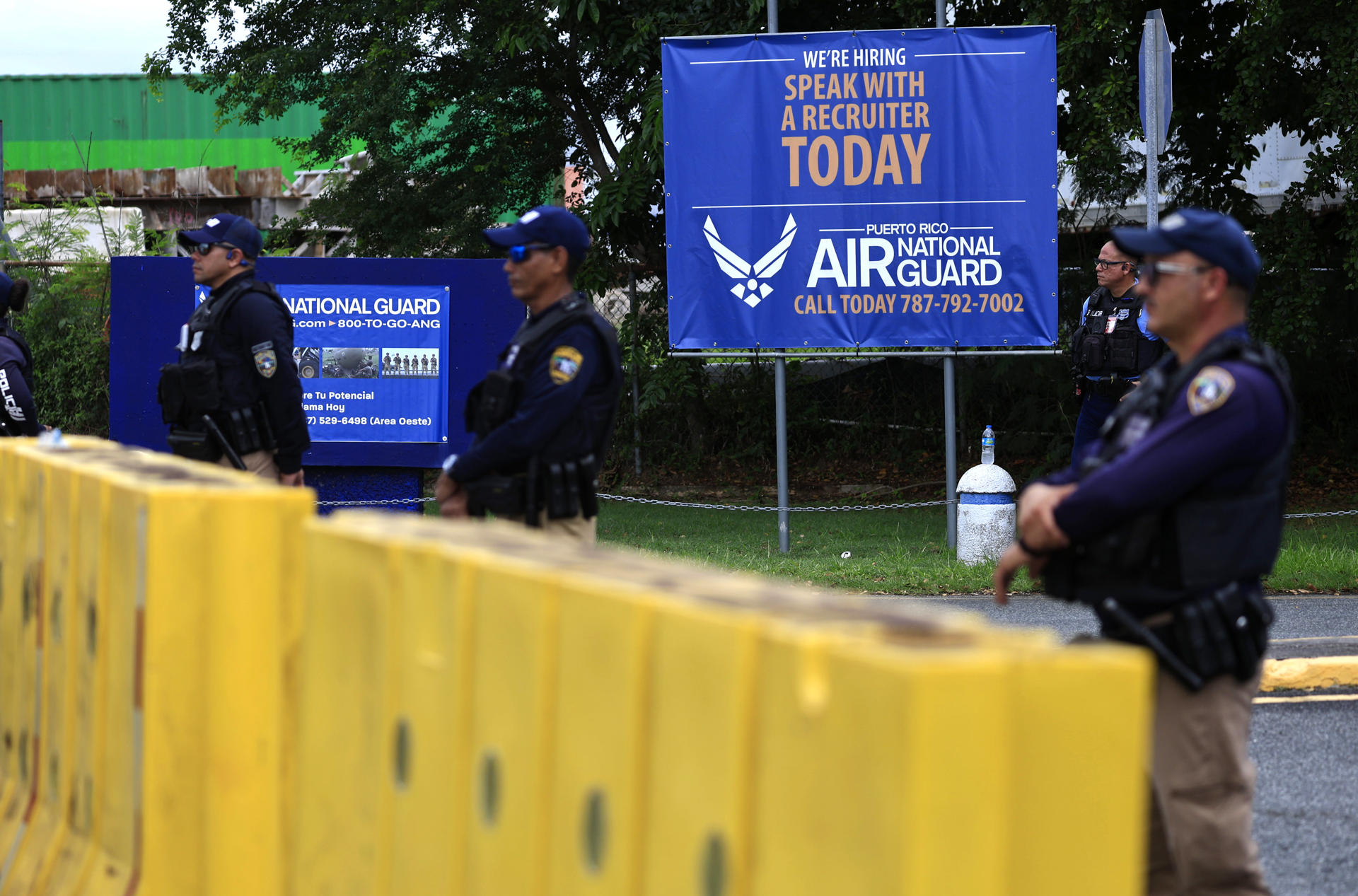 Fotografía del 7 de septiembre de 2025 que muestra a integrantes de la Policía custodiando la Base Aérea Muñiz durante una manifestación en Carolina (Puerto Rico). EFE/Thais Llorca