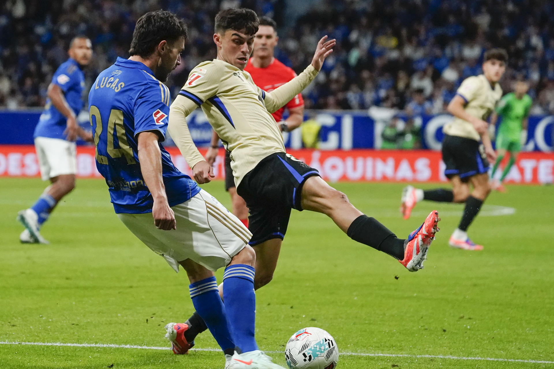 El defensa del Oviedo lucas Ahijado (i) trata de jugar un balón ante Pedri, del Barcelona, durante el partido de la sexta jornada de LaLiga EA Sports que Real Oviedo y FC Barcelona disputan en el estadio Carlos Tartiere. EFE/Paco Paredes