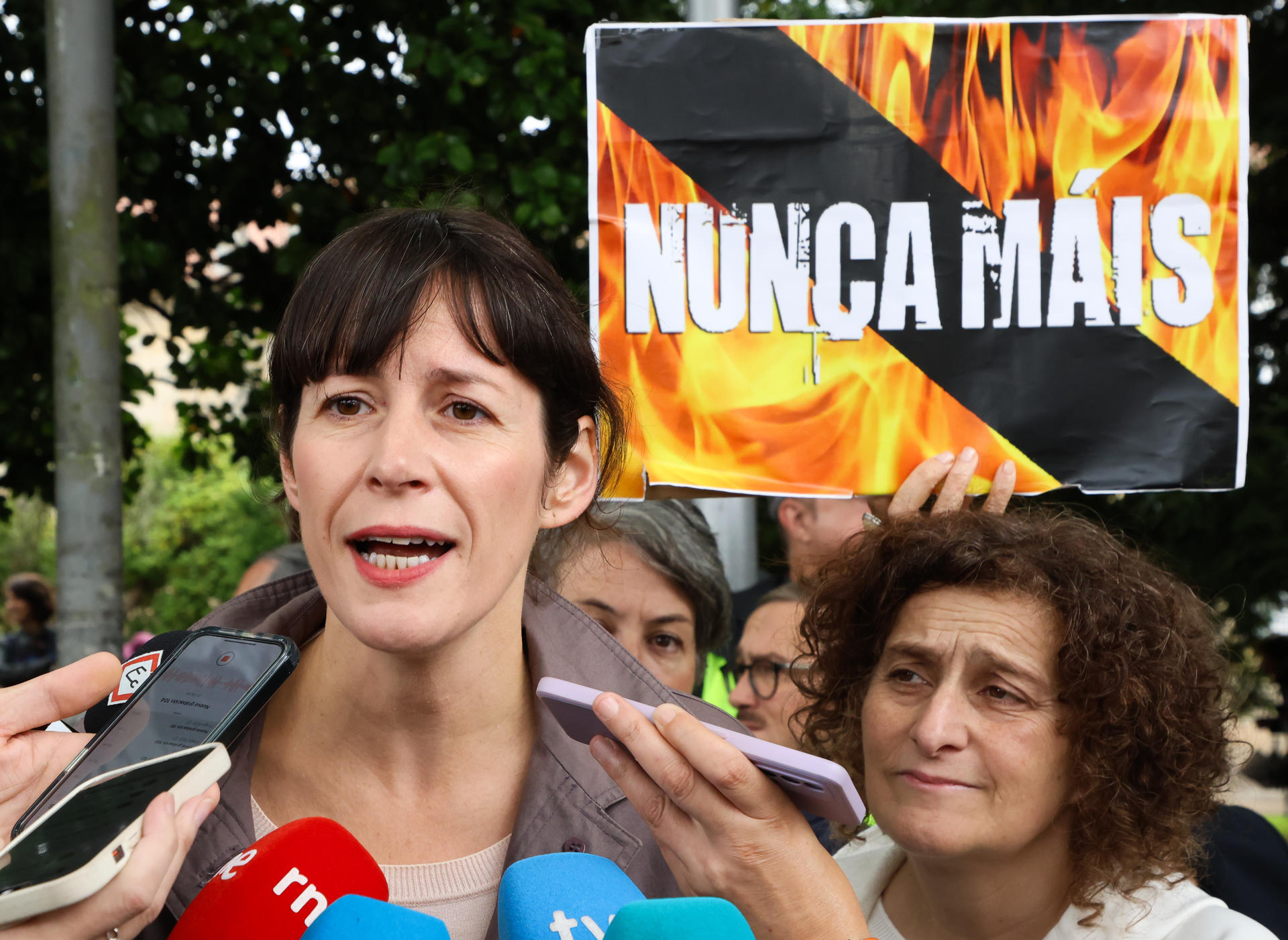La portavoz nacional del BNG, Ana Pontón realiza declaraciones antes de participar en la manifestación convovada por numerosos colectivos de Galicia para protestar por la actuación de la Xunta en los incendios forestales del pasado mes de agosto y pedir un monte vivo y con futuro. EFE/Xoán Rey.
