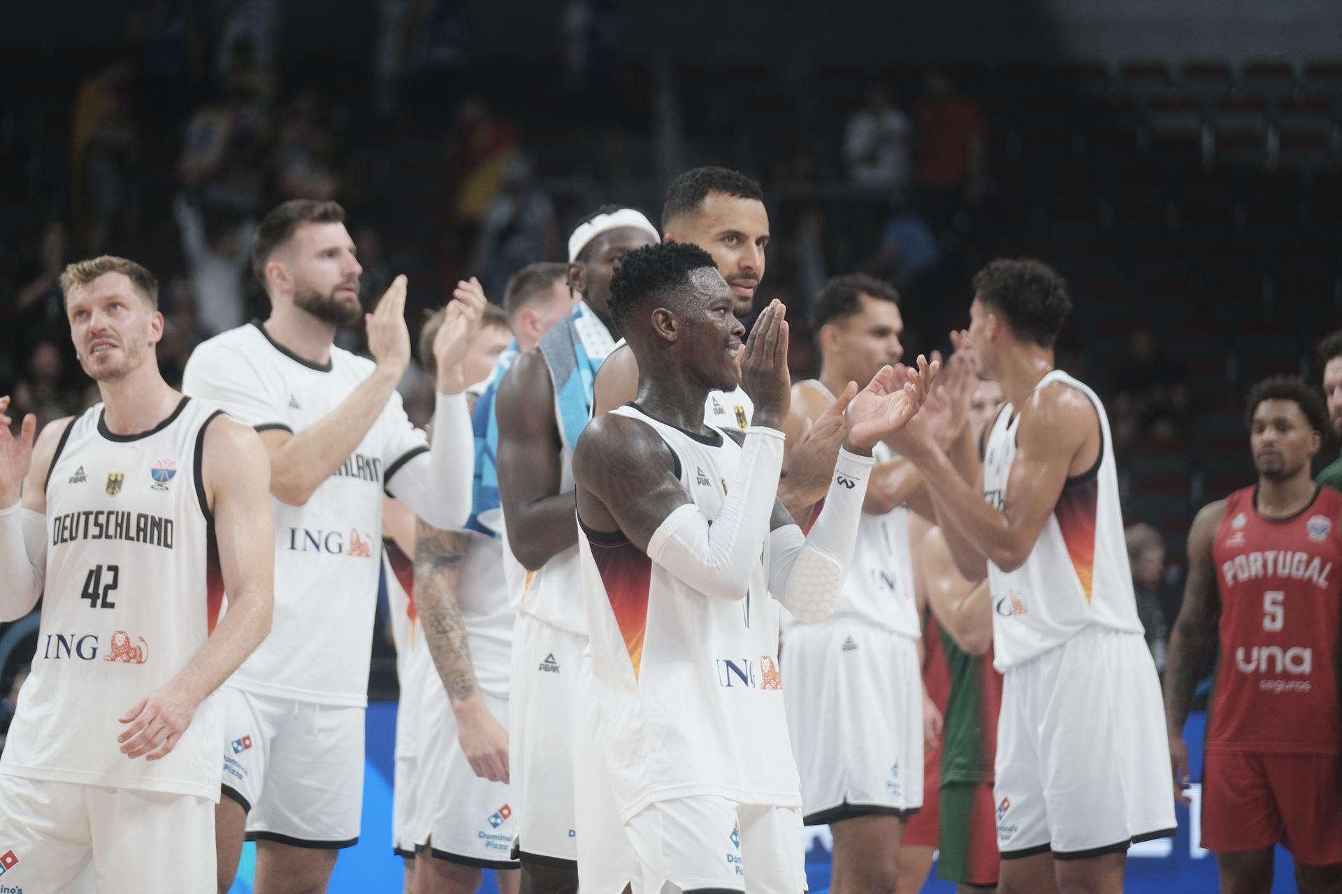 La selecciones de Turquía, Alemania (en la imagen) y Lituania cumplieron los pronósticos y alcanzaron los cuartos de final del Eurobasket en los que también se situó Finlandia, que proporcionó al torneo la sorpresa de la sesión al tumbar a Serbia, una de las principales favoritas al título.
EFE/EPA/VALDA KALNINA