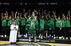 Los jugadores del Unicaja celebran tras ganar la final de la Copa Intercontinental FIBA 2025 de baloncesto entre el NBA G League United y el Unicaja en el Singapore Indoor Stadium de Singapur, el 21 de septiembre de 2025. (Baloncesto, Singapur). EFE/EPA/HOW HWEE YOUNG