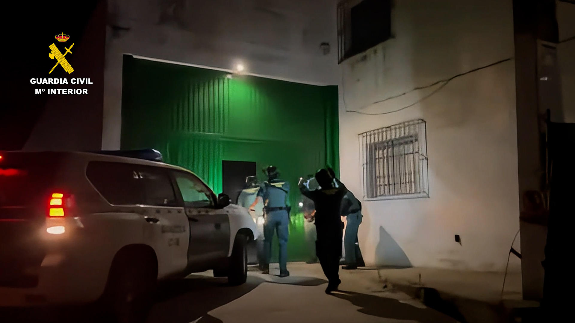 La Guardia Civil ha desarticulado una organización criminal dedicada a la instalación de fábricas ilegales de tabaco, en una operación en la que se han intervenido más de 10 millones de euros en mercancía, en naves ubicadas en las localidades sevillanas de La Rinconada y El Coronil. EFE/Guardia Civil / SOLO USO EDITORIAL/SOLO DISPONIBLE PARA ILUSTRAR LA NOTICIA QUE ACOMPAÑA (CRÉDITO OBLIGATORIO)
