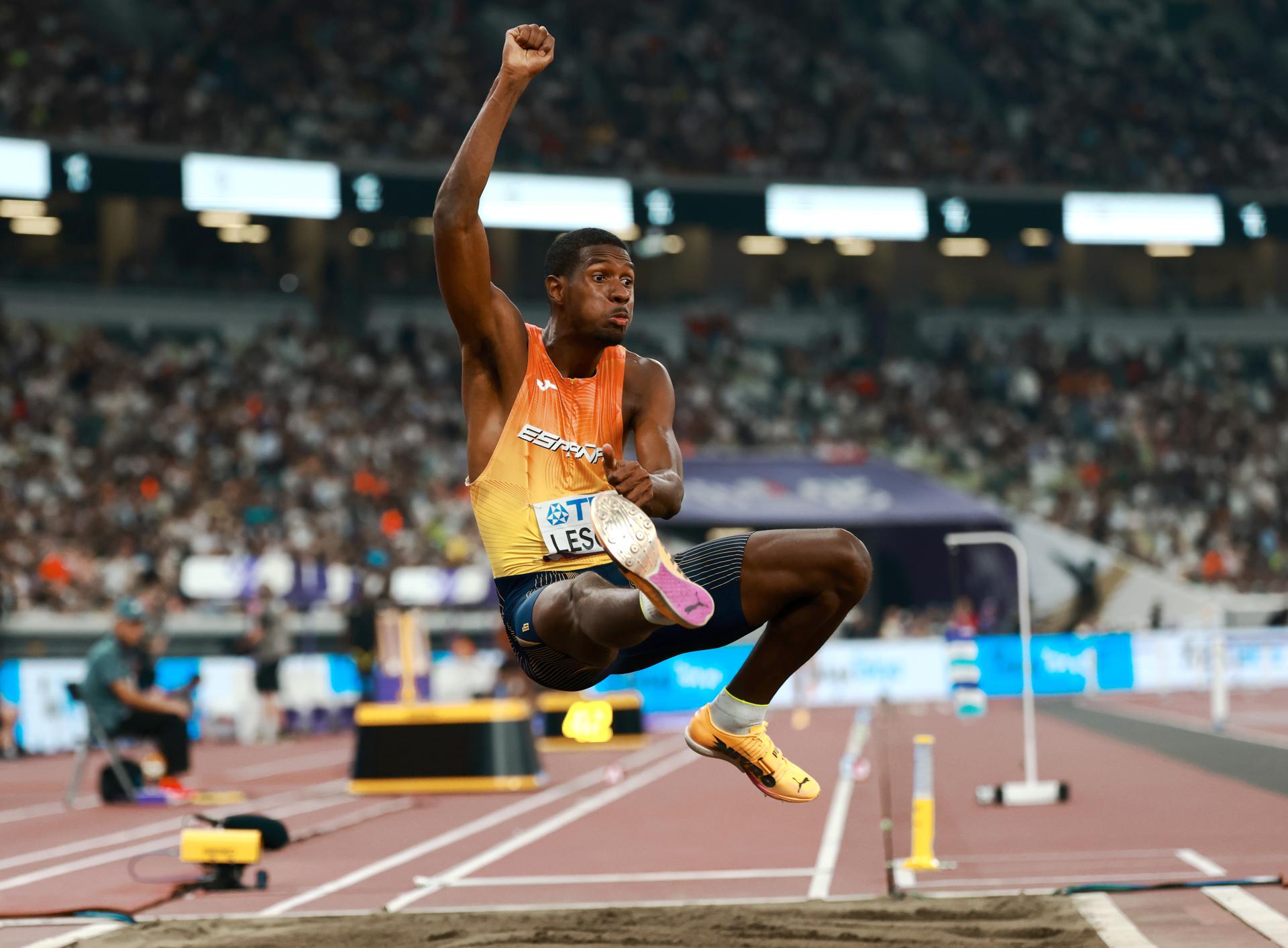 El atleta español Lester Lescay la final de Salto de Longitud Masculino en el Campeonato Mundial de Atletismo 2025 en Tokio, Japón. EFE/EPA/ALEX PLAVEVSKI
