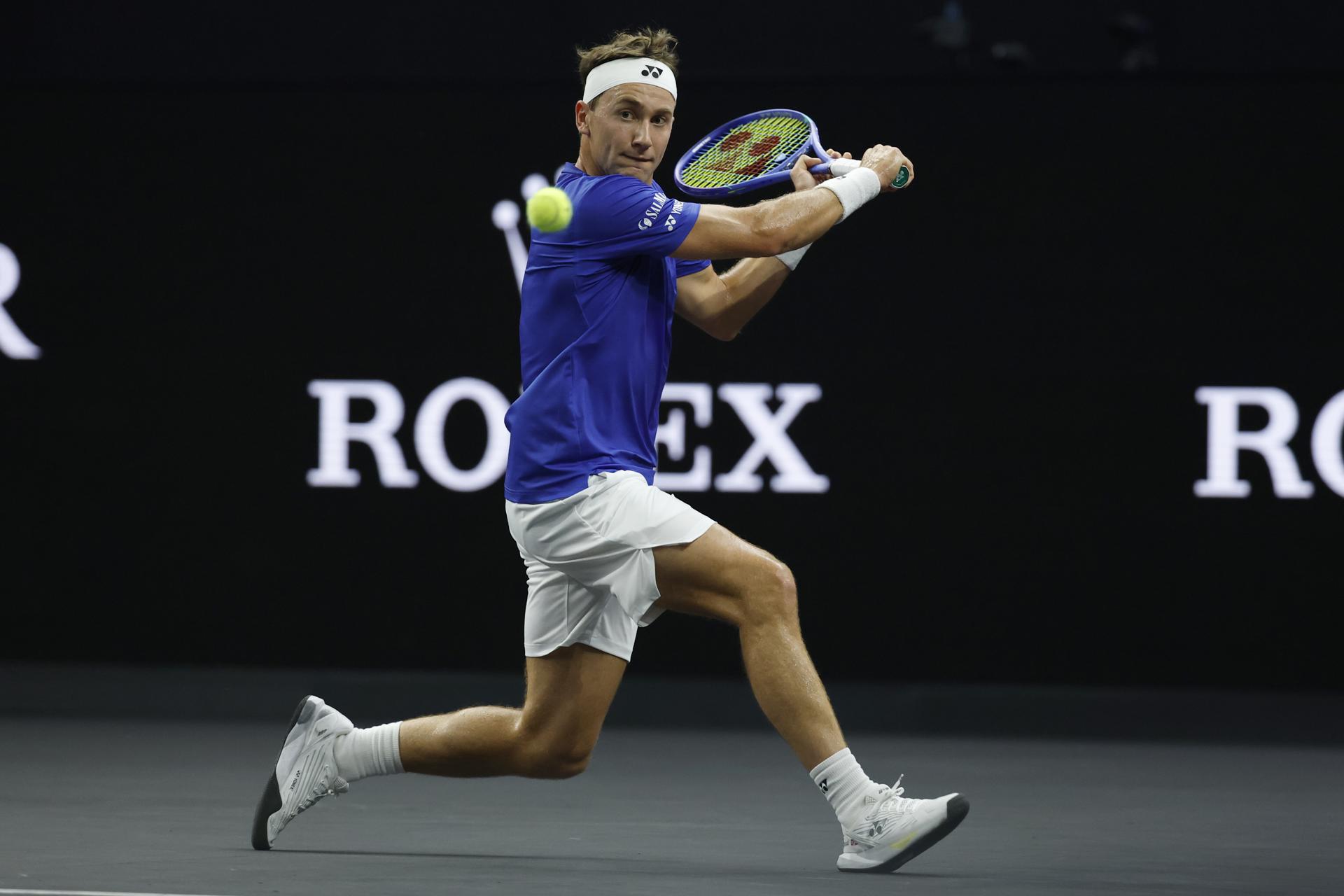 El tenista noruego Casper Ruud derrotó este viernes al estadounidense Reilly Opelka en el partido inaugural de la Copa Laver 2025 en San Francisco (Estados Unidos), un triunfo que adelantó a Europa por 1-0. EFE/EPA/JOHN G. MABANGLO