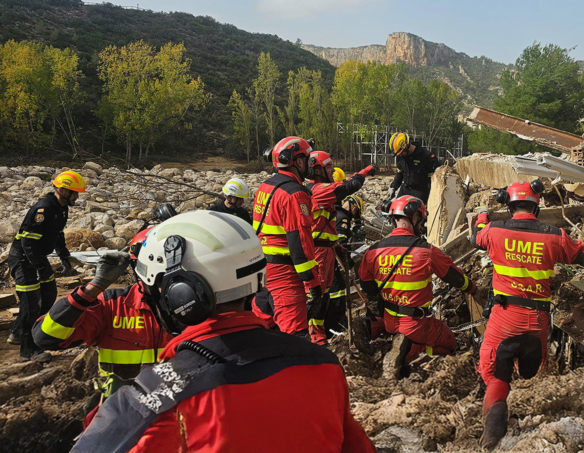 Imagen cedida por los organizadores de la jornada divulgativa de unos miembros de la UME en una situación de emergencia. EFE