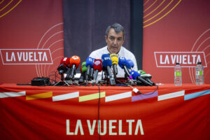 Javier Guillén, director de la Vuelta, en la rueda de prensa en la que explicó lo ocurrido durante la competición, con las protestas propalestinas que llevaron a la cancelación de la última etapa, el domingo en Madrid. EFE/ Daniel González