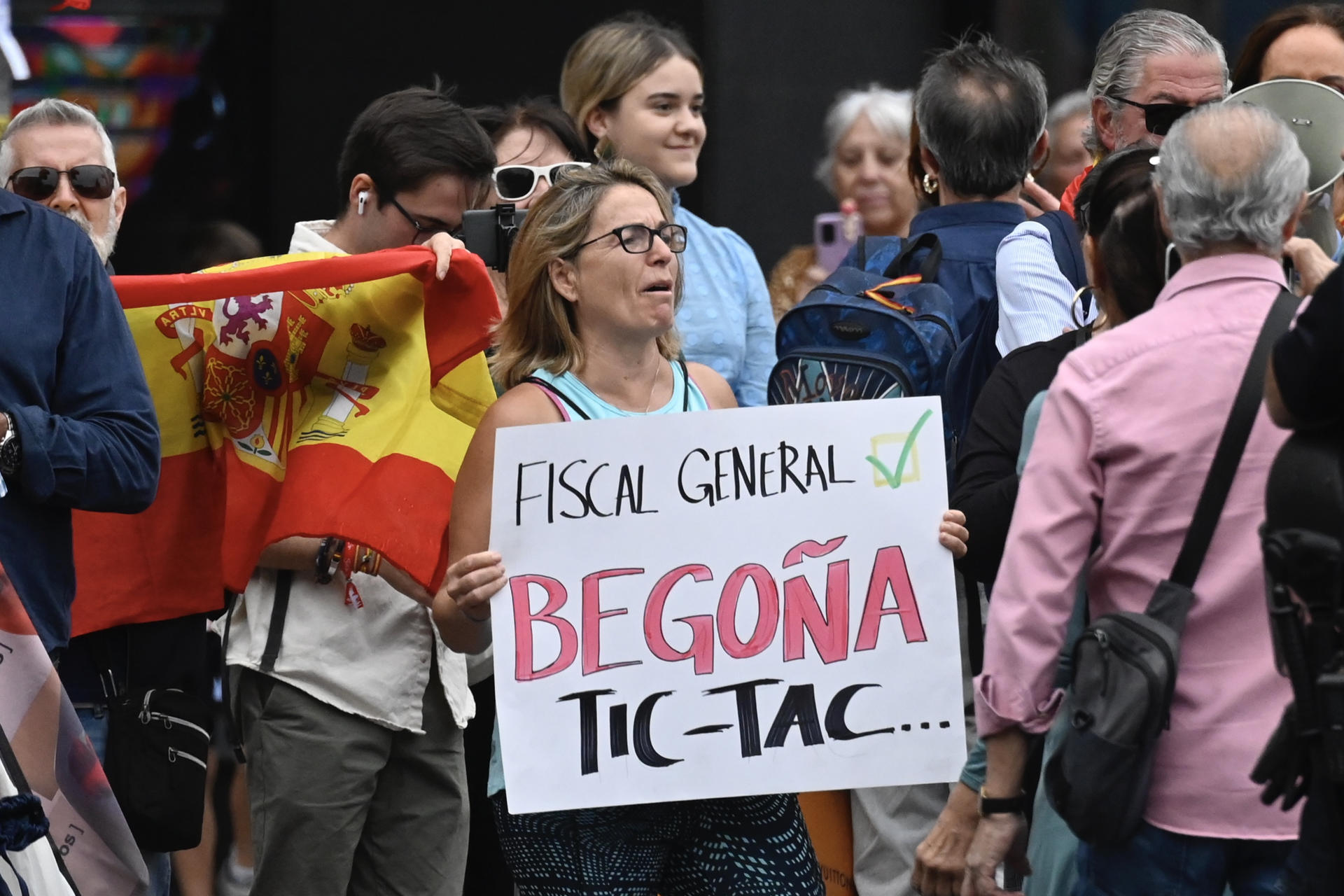 La asociación Hazte Oír ha convocado una concentración frente a los Juzgados de Plaza de Castilla bajo el lema "No al corrupto". Begoña Gómez, mujer del presidente del Gobierno, acude este sábado por quinta vez a los juzgados para que el juez Juan Carlos Peinado concrete su imputación por malversación después de determinar que, si sigue adelante el procedimiento, será juzgada por un tribunal del jurado. EFE/Víctor Lerena
