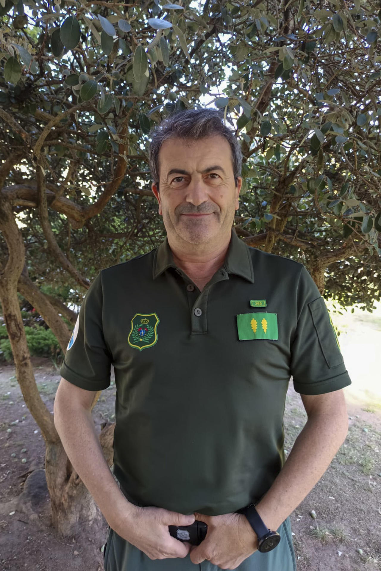 El agente de la Unidad de Directores de Extinción de la Xunta (UDEX) Xosé Bieito Rodríguez durante una entrevista con EFE. Las llamas de la mayor oleada de incendios de la historia de Galicia están apagadas, aunque los medios siguen posicionados en zonas con peligro de reproducirse, tras un verano en el que fue imposible "llegar a todas partes" y en el que tuvieron que ejecutar maniobras en condiciones "muy extremas" que comprometían la propia seguridad. EFE/Xosé Bieito Rodríguez -SOLO USO EDITORIAL/SOLO DISPONIBLE PARA ILUSTRAR LA NOTICIA QUE ACOMPAÑA (CRÉDITO OBLIGATORIO)-