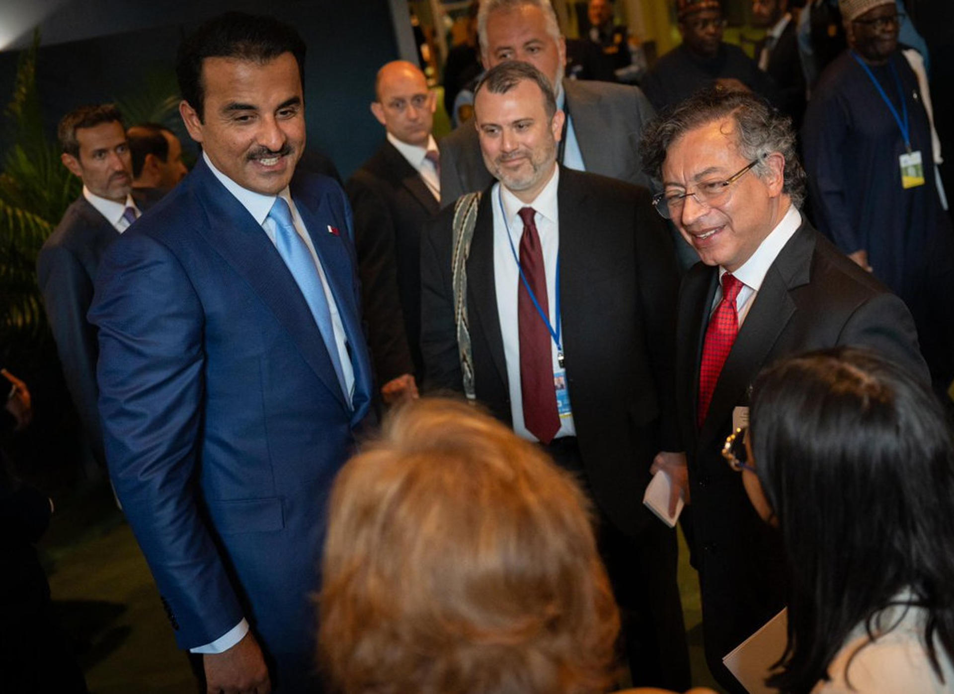 Fotografía cedida por la Presidencia de Colombia que muestra al mandatario Colombiano, Gustavo Petro (d) y al emir de Catar, Tamim bin Hamad Al Thani (i), este martes en Nueva York (Estados Unidos). EFE/ Presidencia de Colombia