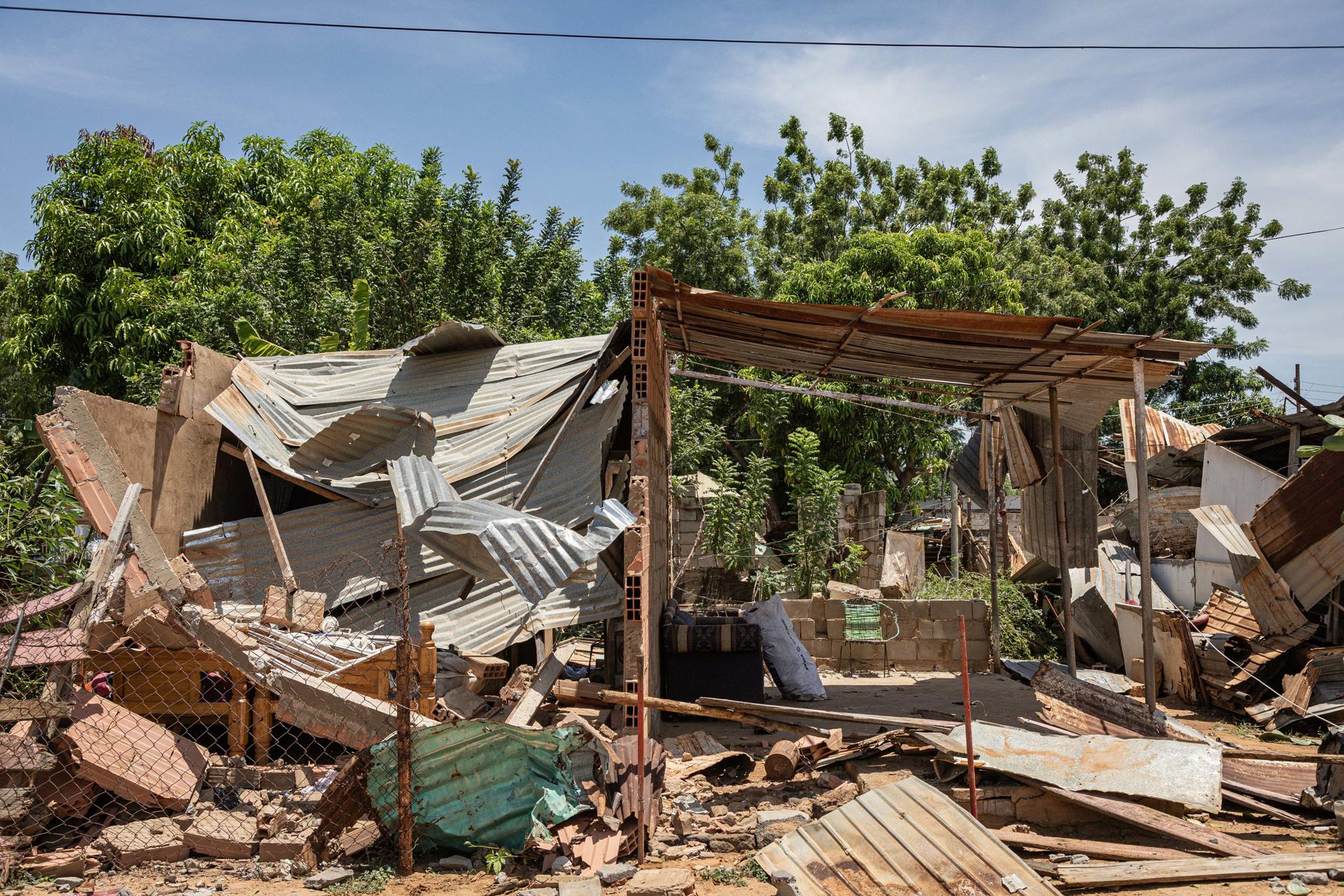 Fotografía de una casa afectada por la explosión de una fábrica de fuegos artificiales este jueves, en San Francisco (Venezuela). EFE/ Henry Chirinos
