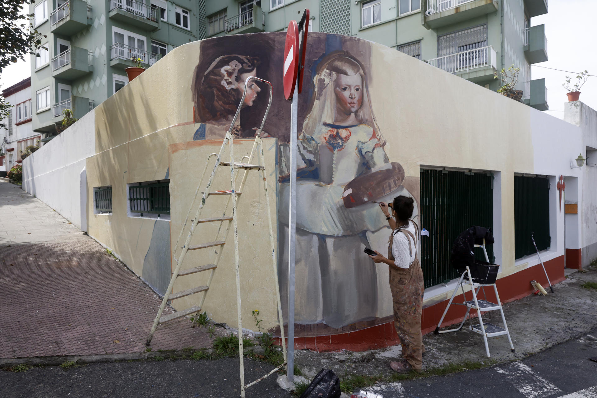 Al cierre del Verano, el certamen de Arte urbano de las Meninas de Canido regresa a sus orígenes vinculados con el grafiti y la reivindicación social, para reunir a miles de personas durante el fin de semana en el barrio alto de la ciudad de Ferrol. EFE/Kiko Delgado
