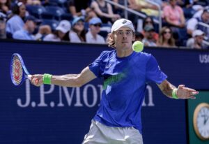 El australiano Alex De Miñaur, de origen uruguayo y español, avanzó estes lunes a los cuartos de final del Abierto de Estados Unidos al derrotar por 6-3, 6-2 y 6-1 al suizo Leandro Riedi. EFE/EPA/CRISTOBAL HERRERA ULASHKEVICH