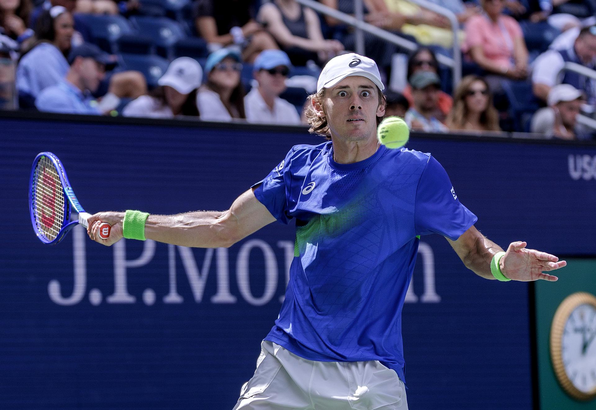 El australiano Alex De Miñaur, de origen uruguayo y español, avanzó estes lunes a los cuartos de final del Abierto de Estados Unidos al derrotar por 6-3, 6-2 y 6-1 al suizo Leandro Riedi. EFE/EPA/CRISTOBAL HERRERA ULASHKEVICH