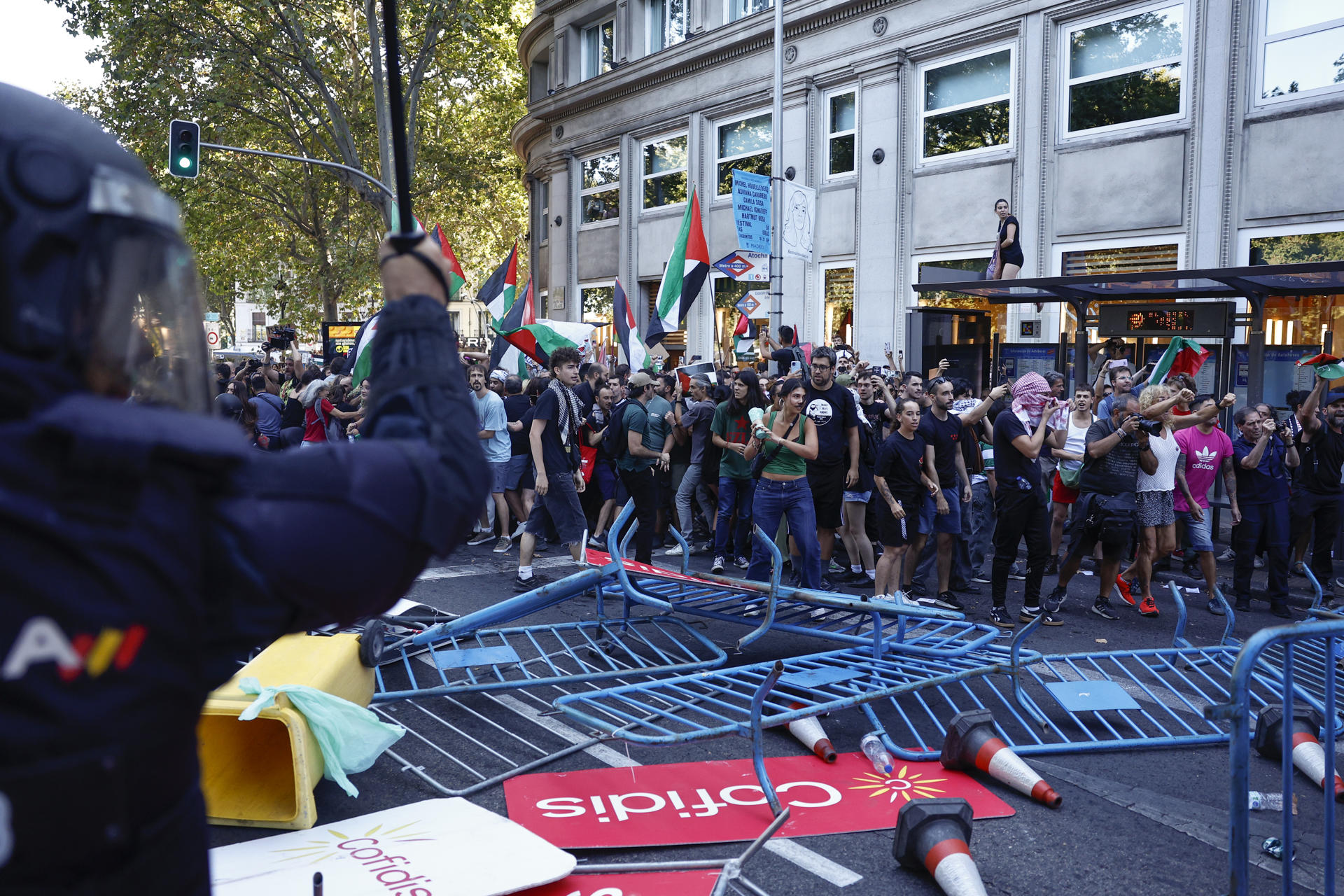 Los manifestantes propalestinos cortan el recorrido de los ciclistas en el Paseo del Prado, este domingo, durante la última etapa de la Vuelta a España que se disputa entre las localidades madrileñas de Alalpardo y Madrid, con un recorrido 103,6 Km.- EFE/Rodrigo Jiménez