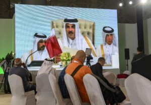 Periodistas atienden a la intervención del emir de Catar, Tamim bin Hamad Al Thani, a través de una pantalla desde el centro de prensa de la cumbre de líderes árabe-islámica de emergencia celebrada en Doha. EFE/EPA/Noushad Thekkayil