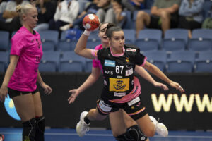 La selección española femenina de balonmano solventó con un clara victoria el primero de los dos encuentros amistosos que disputará esta semana con Eslovaquia, tras imponerse este jueves por 25-33 al conjunto centroeuropeo, en un choque que significó el debut de la joven Belén Rodríguez con las Guerreras. EFE/ Federación Española De Balonmano / Radovan Stoklasa