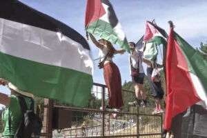 Primeras concentraciones de protesta por la participación del equipo Israel Premier Tech en la subida al puerto de Navacerrada donde los congregados han ondeado banderas palestinas y coreado consignas contra Israel. EFE