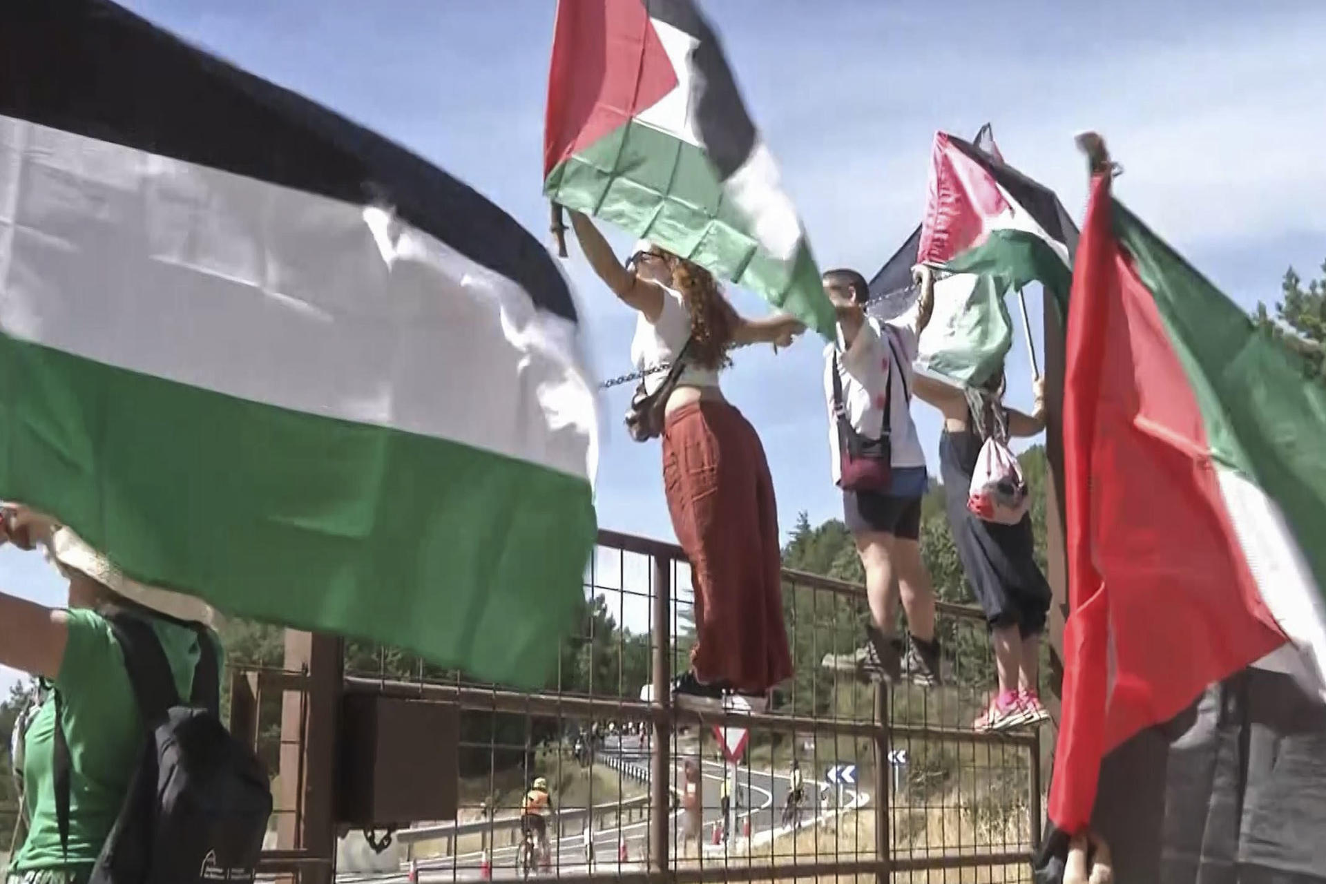 Primeras concentraciones de protesta por la participación del equipo Israel Premier Tech en la subida al puerto de Navacerrada donde los congregados han ondeado banderas palestinas y coreado consignas contra Israel. EFE