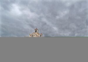 Vista de nubes sobre el Hotel Nacional causadas por la proximidad de una tormenta, en La Habana (Cuba). EFE/ Yander Zamora